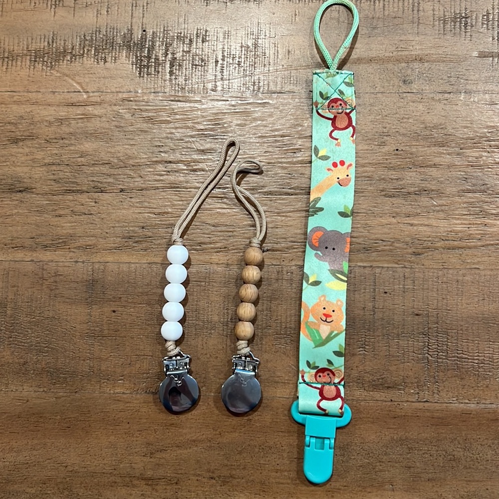 RYAN & ROSE SILICONE + WOOD CUTIE CLIPS & 1 Jungle Animals Pacifier Clip